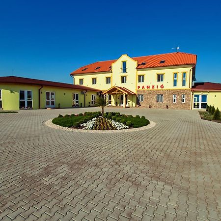Kentaur Lovaspanzió Hódmezővásárhely Exterior foto