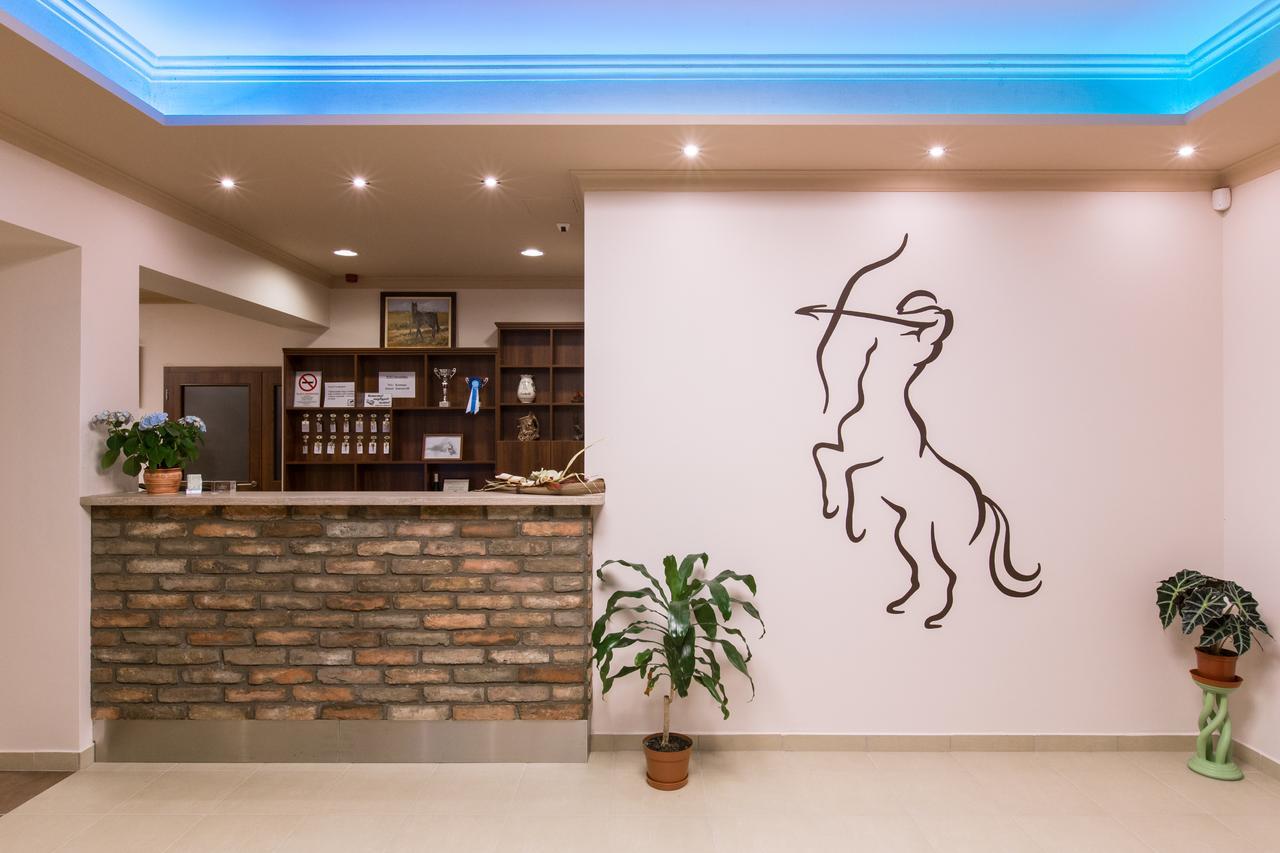 Kentaur Lovaspanzió Hódmezővásárhely Exterior foto