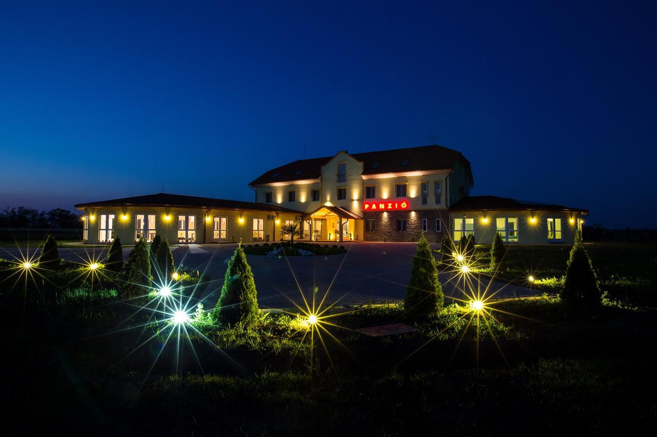 Kentaur Lovaspanzió Hódmezővásárhely Exterior foto